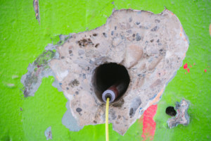 Bohrloch mit Ampulle und Sprengschnur