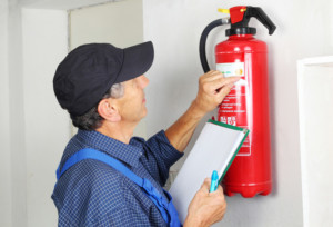 Fachmann prüft die Feuerlöscher