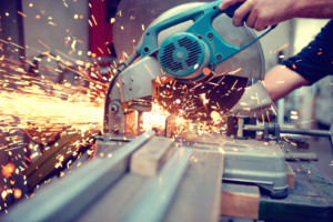 Metal und Stahl wird geschnitten