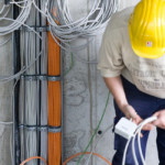 Elektriker beim Verlegen von Kabeln
