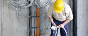 Elektriker beim Verlegen von Kabeln