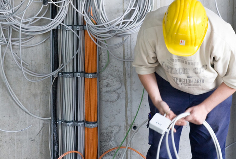 Elektriker beim Verlegen von Kabeln