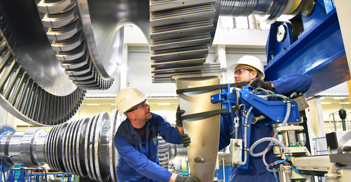 Techniker im Maschinenbau montieren eine Gasturbine