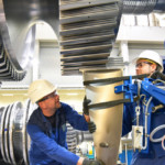 Techniker im Maschinenbau montieren eine Gasturbine