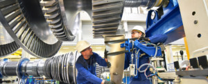 Techniker im Maschinenbau montieren eine Gasturbine