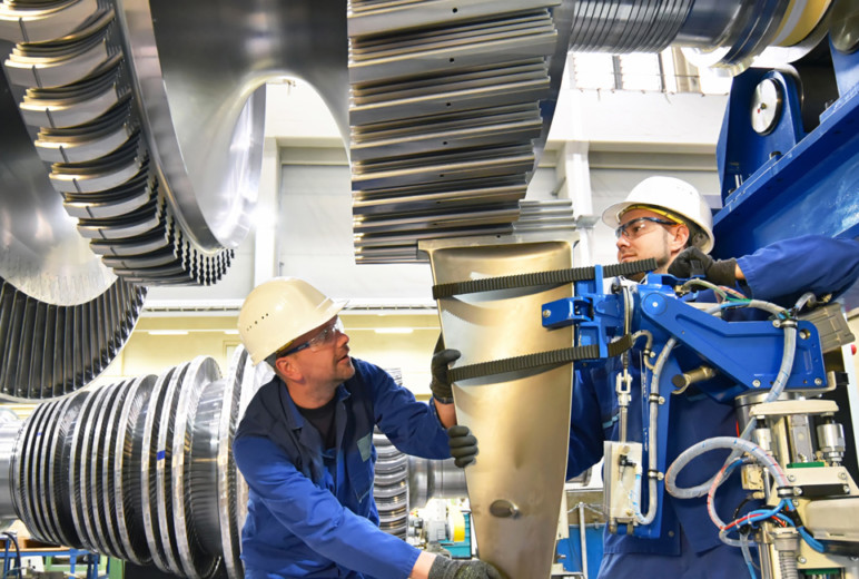 Techniker im Maschinenbau montieren eine Gasturbine