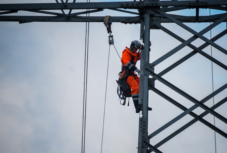 Tennet arbeitet an Hochspannungsleitungen