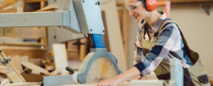 Ohne Ohrschutz keine Arbeit an der Sägemaschine