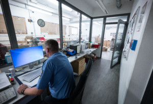 Gefängniswerkstatt: Aus der Aufsichts kabine haben die Beamten alles im Blick und unterstützen die Häftlinge auch fachlich.