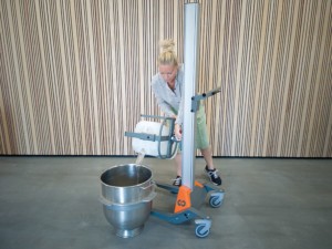 Karin bei der Arbeit mit dem Hebelift