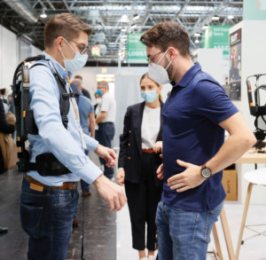 A+A 2021 Arbeitsschutz: Exoskelette am Stand ausprobieren