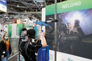 A+A 2021 Arbeitsschutz: Entlastung durch Exoskelette bei Schweißarbeiten