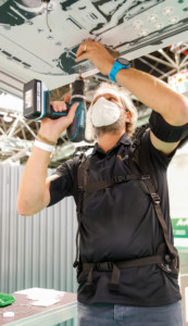 A+A 2021 Arbeitsschutz: Entlastung durch Exoskelette bei der Überkopfarbeit