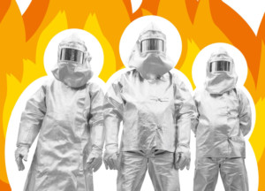 Gegen Feuer und Flamme: Männer in Schutzanzügen