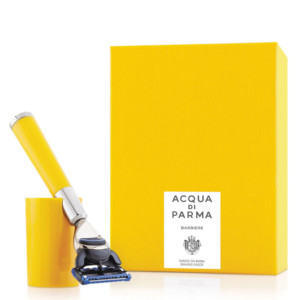 Gadgets: Gelber Nassrasierer und Eau de Cologne „Colonia“ von Acqua di Parma