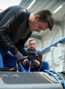 Die Panzerschmiede. Mechaniker bei der Arbeit.