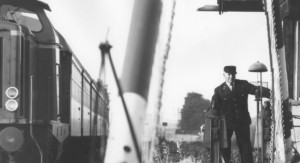 Damals: Signal - Kurbel - Signal. Schrankenwärter am Gleis.