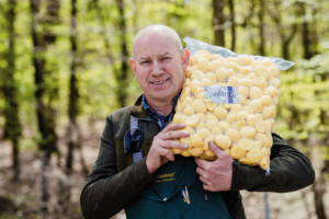 Gemeinsam stark: Klaus Kiskemper mit Kartoffelsack