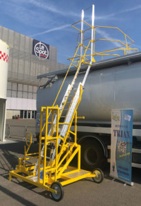 Mobile Sicherheitsleiter des Herstellers Triax steht neben einem Lastwagen, um den lateralen Aufstieg des Containers zu ermöglichen.