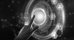 Ein Finger tippt auf eine futuristische, holographische Benutzeroberfläche mit verschiedenen digitalen Symbolen, darunter WLAN, Benutzerprofile, Zahnräder und eine Glühbirne. Links im Bild ist der Text „DIGITAL TRANSFORMATION“ zu sehen. Die Szene vermittelt ein modernes, technologisches und innovatives Gefühl.