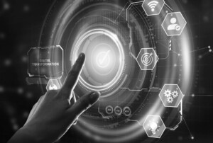 Ein Finger tippt auf eine futuristische, holographische Benutzeroberfläche mit verschiedenen digitalen Symbolen, darunter WLAN, Benutzerprofile, Zahnräder und eine Glühbirne. Links im Bild ist der Text „DIGITAL TRANSFORMATION“ zu sehen. Die Szene vermittelt ein modernes, technologisches und innovatives Gefühl.