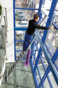 Ein Mann auf einer Leiter reinigt ein Fenster