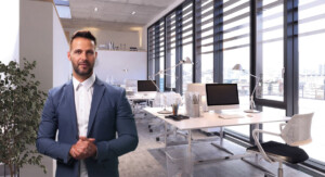 Ein Mann in einem Anzug steht in einem Büro.