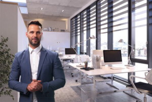 Ein Mann in einem Anzug steht in einem Büro.