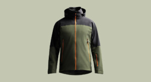 Eine grün-schwarze Jacke mit orangenen Reißverschlüssen.