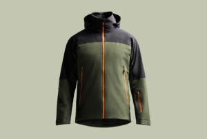 Eine grün-schwarze Jacke mit orangenen Reißverschlüssen.