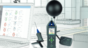 Messgeräte für Raumklima- und Umweltanalysen auf einem Schreibtisch. Ein digitales Messgerät mit Kugelsensor zeigt Werte auf einem Display an. Daneben befinden sich weitere Sensoren und eine Drahtlos-Schnittstelle. Der Hintergrund ist eine technische Zeichnung eines modernen Büros mit Laptop und Schreibtischutensilien.