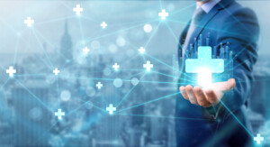 Ein Mann im Anzug hält eine leuchtende, digitale Gesundheitsikone in seiner ausgestreckten Hand. Um ihn herum sind schwebende medizinische Symbole und vernetzte Linien zu sehen. Der Hintergrund zeigt eine verschwommene Stadtlandschaft