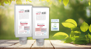 Zwei Flaschen Hautpflegecreme auf einer Holzbank und Blätter im Hintergrund. Daneben ist das EU Ecolabel.