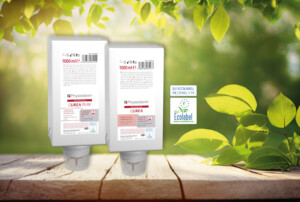 Zwei Flaschen Hautpflegecreme auf einer Holzbank und Blätter im Hintergrund. Daneben ist das EU Ecolabel.