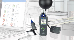 Messgeräte für Raumklima- und Umweltanalysen auf einem Schreibtisch. Ein digitales Messgerät mit Kugelsensor zeigt Werte auf einem Display an. Daneben befinden sich weitere Sensoren und eine Drahtlos-Schnittstelle. Der Hintergrund ist eine technische Zeichnung eines modernen Büros mit Laptop und Schreibtischutensilien.