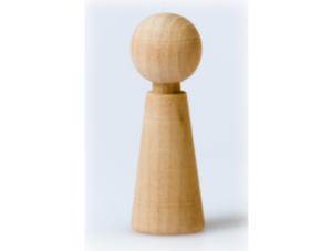 Ein weißer Bauer eines Schachspiels steht vor einem hellen Hintergrund. Er besteht aus Holz.
