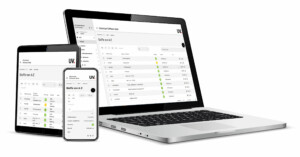 Ein Laptop, Tablet und Handy vor einem weißen Hintergrund. Auf den Bildschirmen ist eine Software mit einer Tabelle für chemischen Stoffe von A-Z zu sehen.