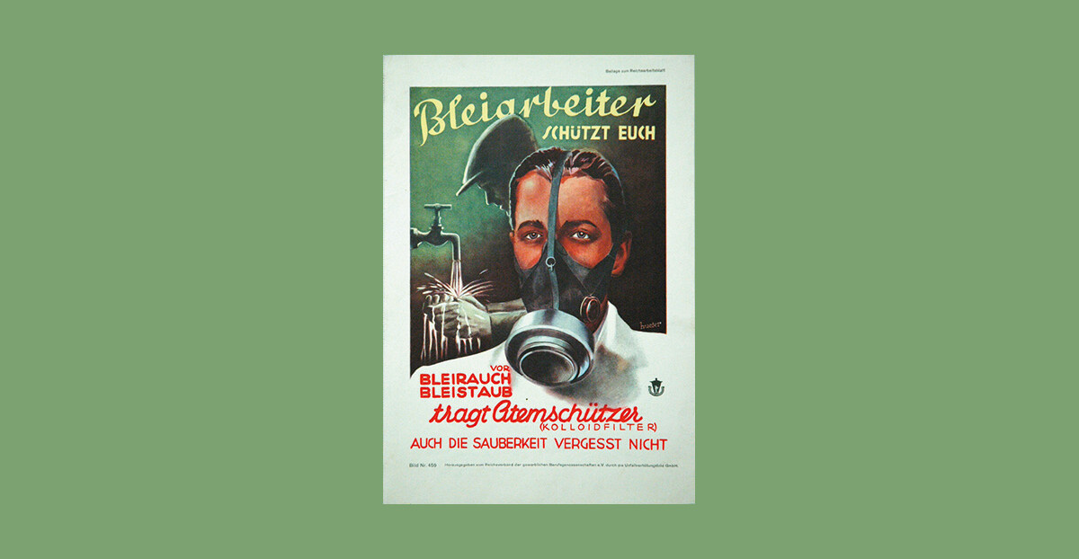 Eine historische Arbeitsschutzgrafik zeigt einen Mann mit Gasmaske. Im Hintergrund sieht man einen laufenden Wasserhahn und Hände darunter die sich waschen. Der Titel der Grafik ist „Bleiarbeiter schützt euch“ und es gibt weitere Hinweise zum Tragen von Atemschutz gegen Bleirauch und -staub.
