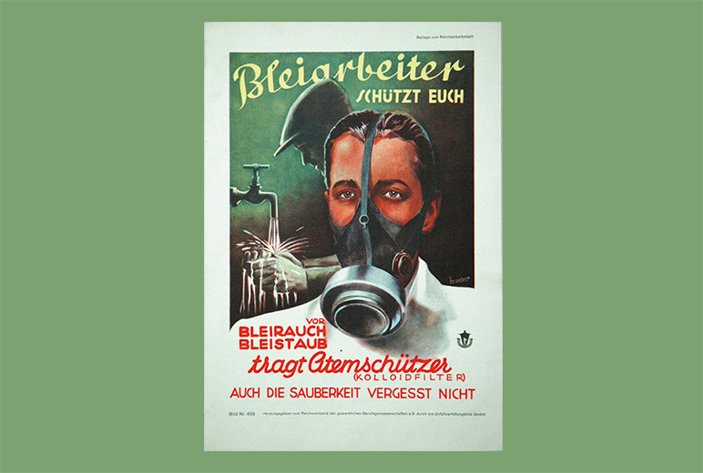 Eine historische Arbeitsschutzgrafik zeigt einen Mann mit Gasmaske. Im Hintergrund sieht man einen laufenden Wasserhahn und Hände darunter die sich waschen. Der Titel der Grafik ist „Bleiarbeiter schützt euch“ und es gibt weitere Hinweise zum Tragen von Atemschutz gegen Bleirauch und -staub.