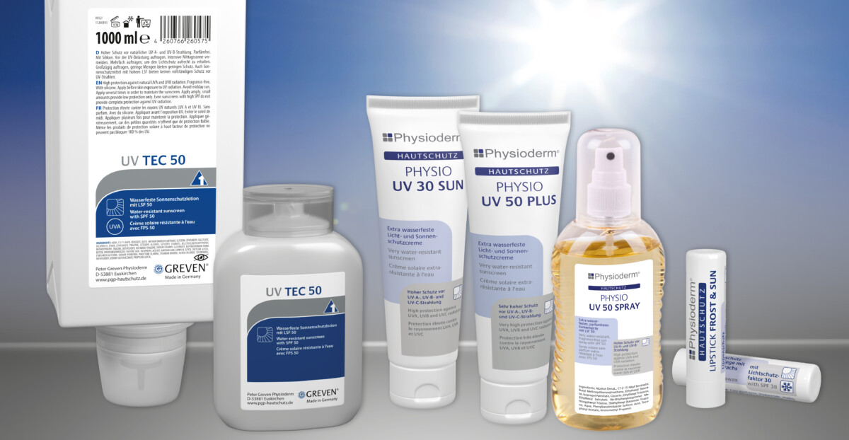 Mehrere Sonnenschutzprodukte der Serie Physioderm, darunter Lotion, Creme, Spray und Lippenpflegestift mit LSF 50, stehen nebeneinander vor einem sonnigen Himmel.